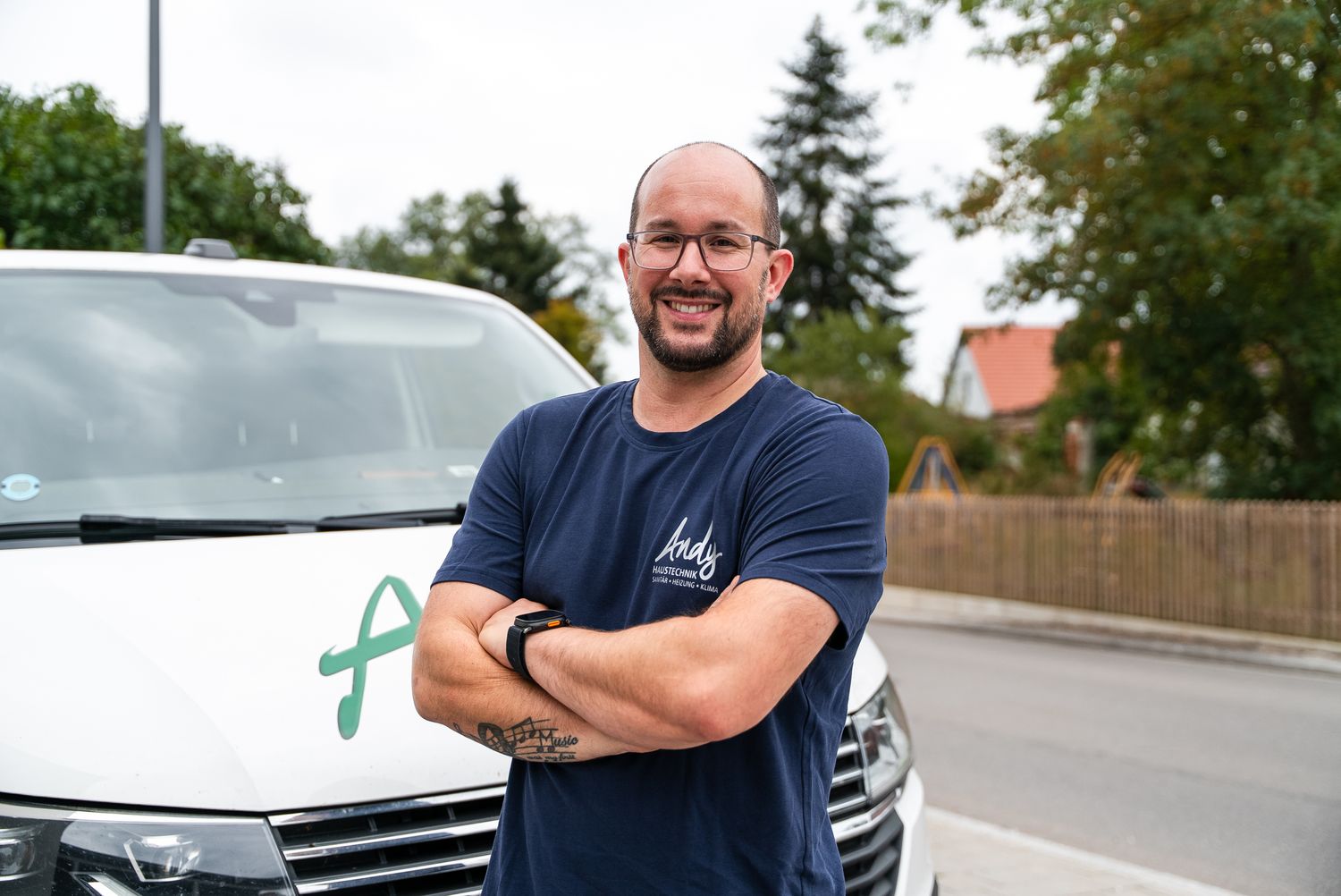 Andreas Dafelmaier vor dem Firmenwagen